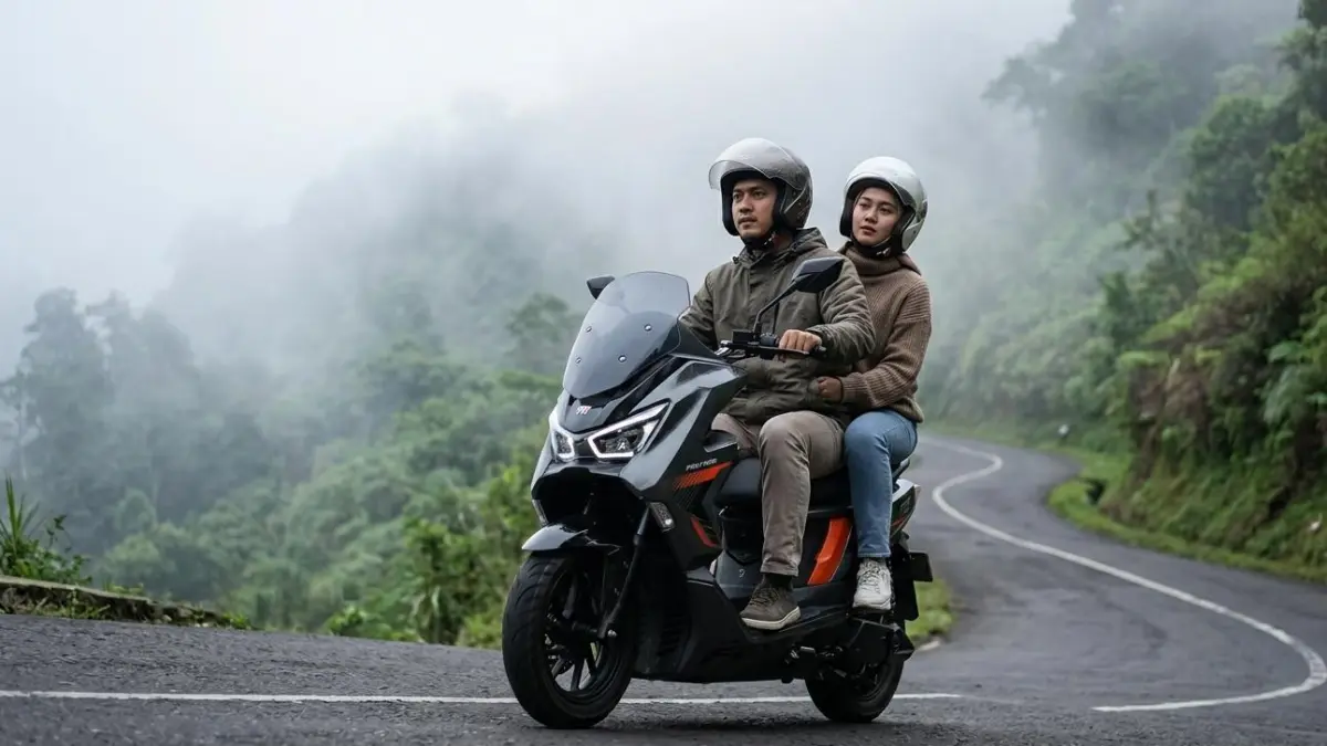 Tes Polytron Fox 350 nanjak ke Puncak dengan beban 180 kg, simak konsumsi baterai dan performa motor listrik ini!