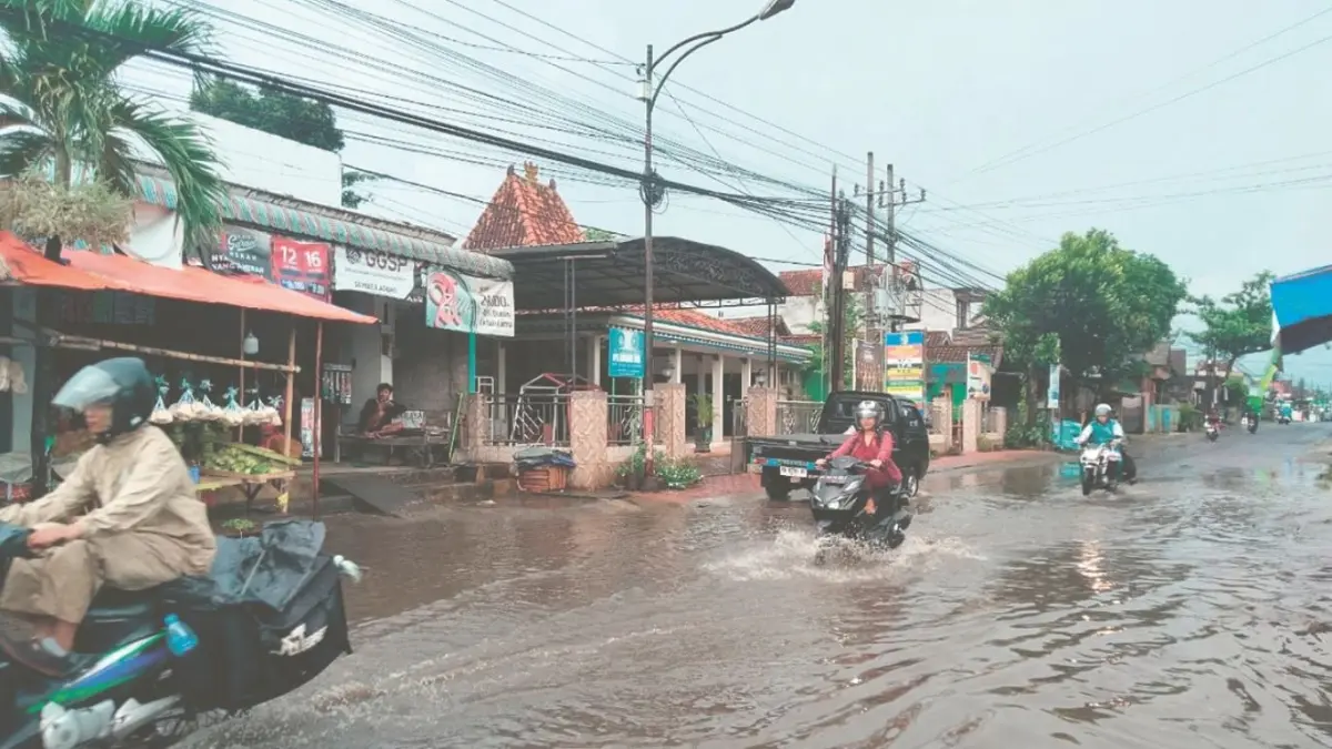 Genangan air di ruas jalan Desa Tunggangri, Kecamatan Kalidawir, Tulungagung, Rabu (22/4/2026).(RINTO WAHYU HIDAYAT/RADAR TULUNGAGUNG)