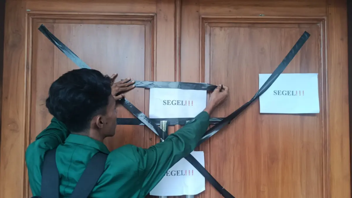 Kekecewaan para mahasiswa atas batalnya audiensi dengan para anggota dewan Kabupaten Tulungagung berujung penyegelan ruang aspirasi DPRD, Rabu (22/4/2026).(SANDY YUWANA/RADAR TULUNGAGUNG)