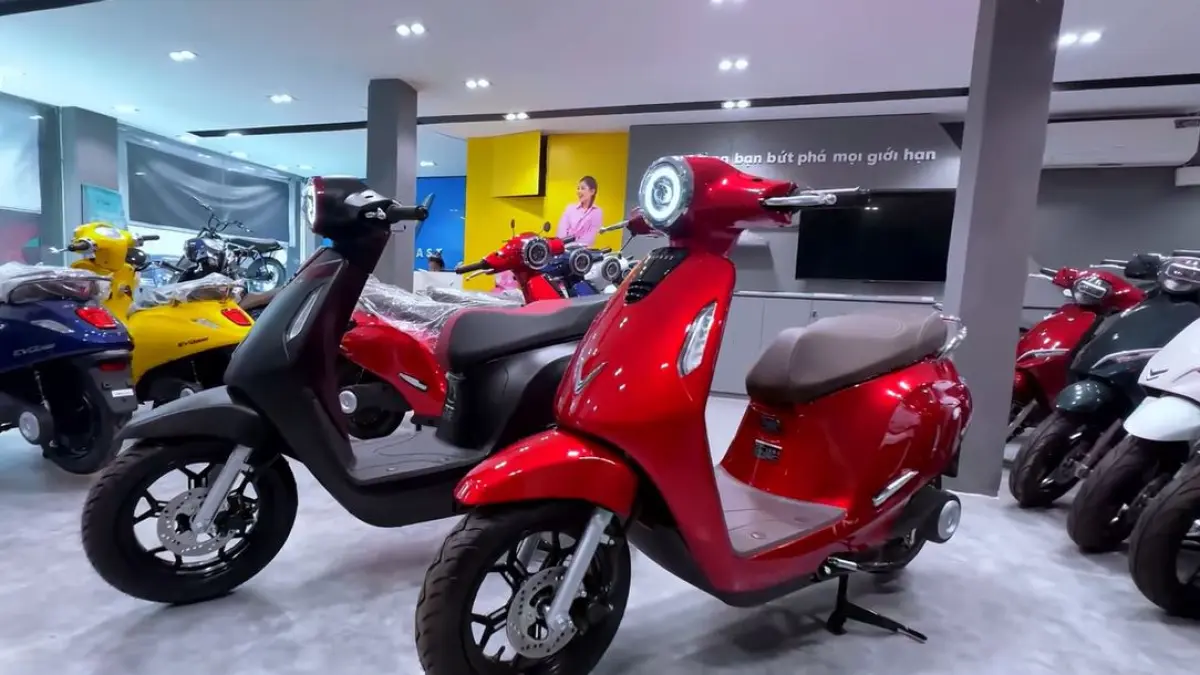 Motor listrik VinFast dipamerkan di Indonesia, Theon S jadi sorotan dengan desain mirip Vespa dan teknologi unik.