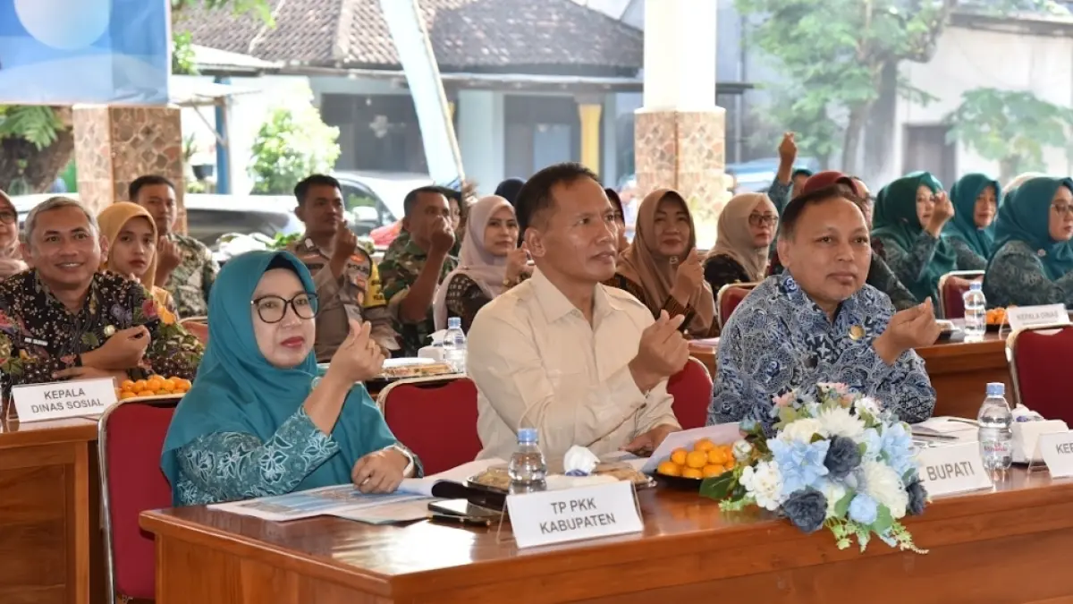 Plt Bupati Tulungagung Ahmad Baharudin bersama jajarannya saat menghadiri penilaian kampung KB di Desa Jabalsari, Kecamatan Sumbergempol (PROKOPIM TULUNGAGUNG)