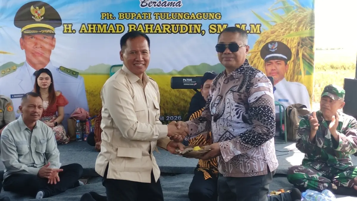 Plt Bupati Tulungagung Ahmad Baharudin bersama Kepala Desa Kepuh Winarto, saat kenduri panen raya. (SANDY SRI YUWANA/RADAR TULUNGAGUNG)