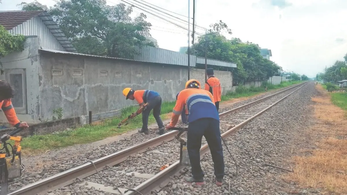 Tim pemeliharaan unit jalan rel dan jembatan secara masif melakukan perawatan infrastruktur guna memastikan jalur tetap dalam kondisi prima.