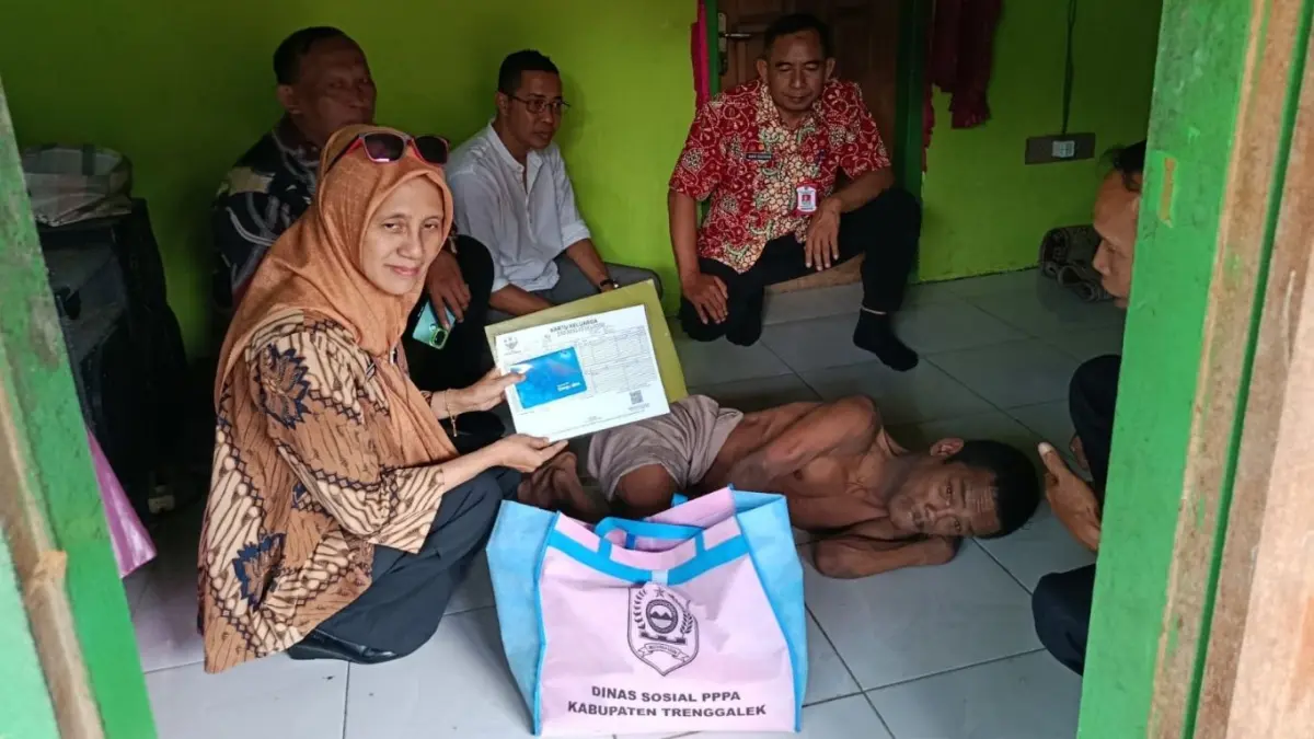 Kunjungan langsung ke rumah ahli waris peserta santunan JKM.