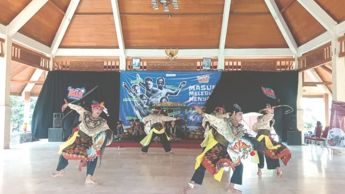 Lima penari cowok membawakan Tari Reog Kendang dalam rangka merayakan Hari Tari Sedunia.(RINTO WAHYU/RADAR TULUNGAGUNG)