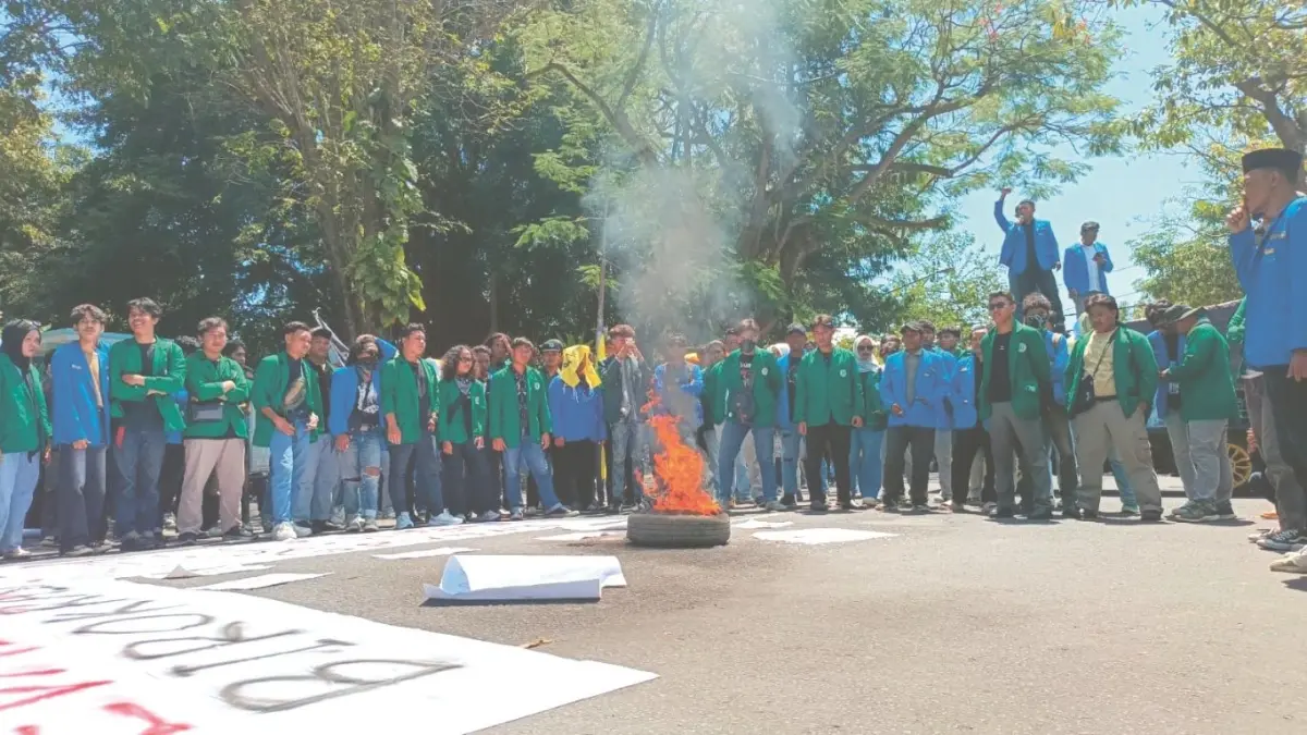 Mahasiswa UIN SATU membakar ban saat menggelar aksi damai di depan kantor DPRD Tulungagung, kemarin. Mereka menyoroti karut-marut “dapur” keuangan daerah.(RAHIIQ AL BACHRI/RADAR TULUNGAGUNG)