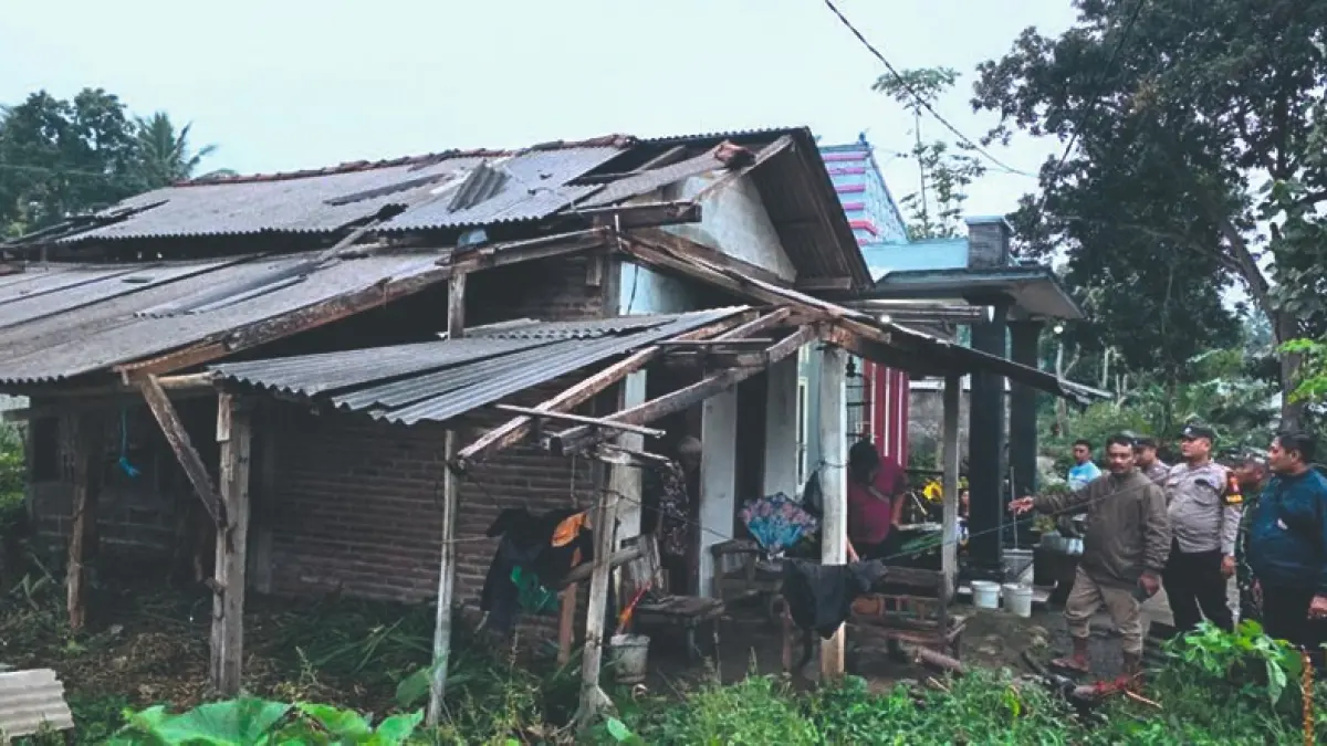 Salah satu rumah warga Desa Geger, Kecamatan Sendang, Tulungagung, yang tersapu angin kencang pada Rabu (22/4/2026) kemarin.(HUMAS POLRES TULUNGAGUNG UNTUK RADAR TULUNGAGUNG)