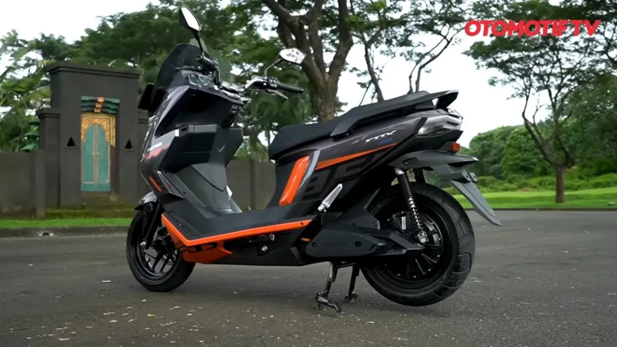 Komparasi motor listrik M100 vs Polytron Fox 350, beda tipis harga tapi fitur dan kenyamanan jadi penentu pilihan terbaik.
(screen shoot youtube)
