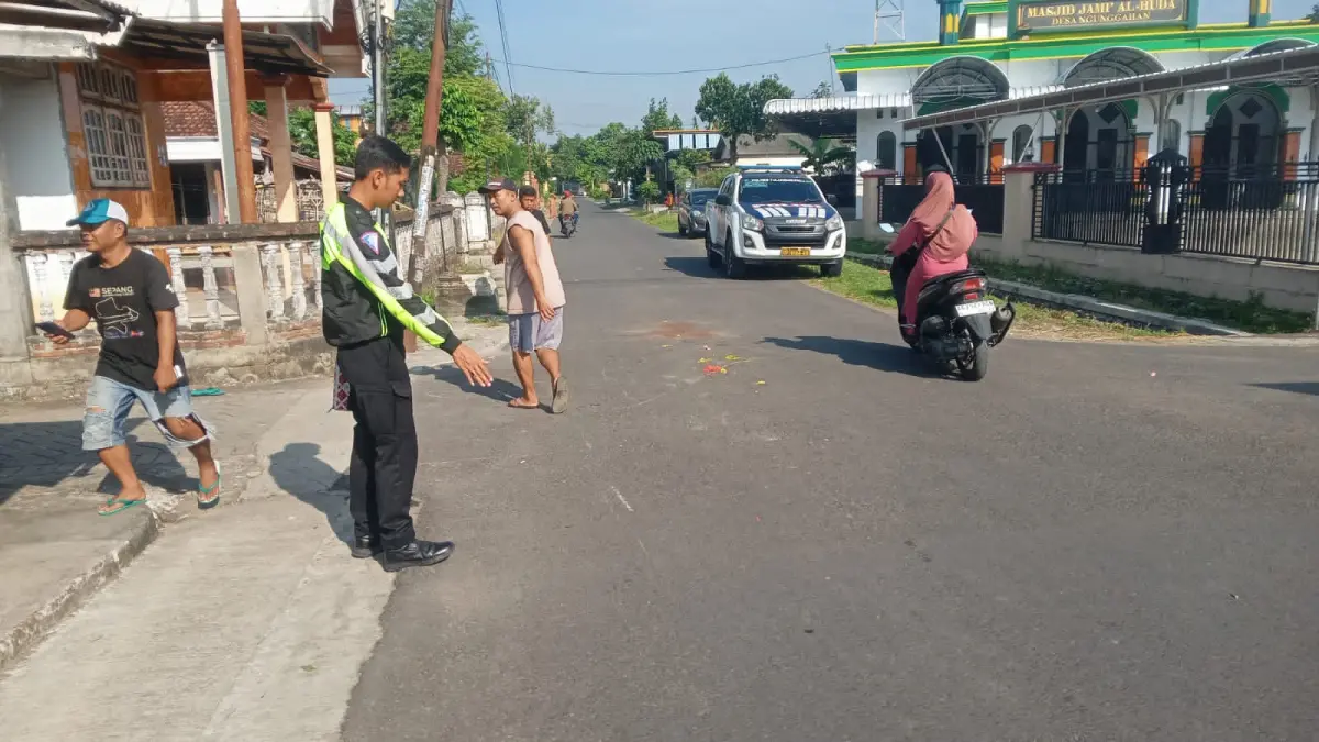 Polisi menunjukkan TKP kecelakaan dua motor di Bandung.
