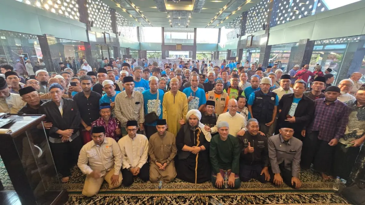 Para relawan Jambore Bersih-Bersih Masjid foto bersama setelah kegiatan.