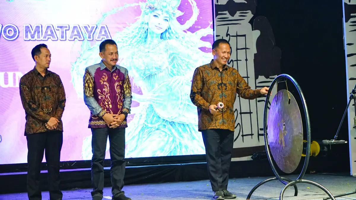  Plt Bupati Tulungagung Ahmad Baharudin membuka secara resmi kegiatan Hari Tari Sedunia 2026 di Titik Nol Kilometer Tulungagung.