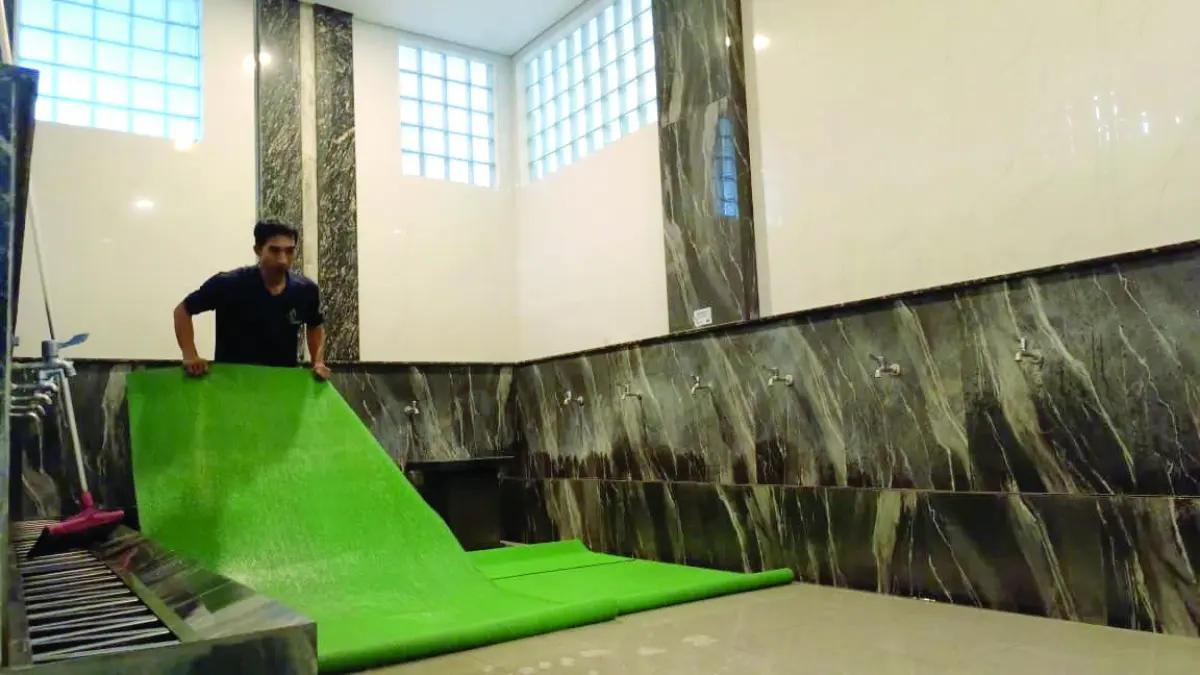 Salah satu relawan Jambore Bersih-Bersih Masjid sedang membersihkan tempat wudu di Masjid Al Fattah, kemarin (26/4/2026).