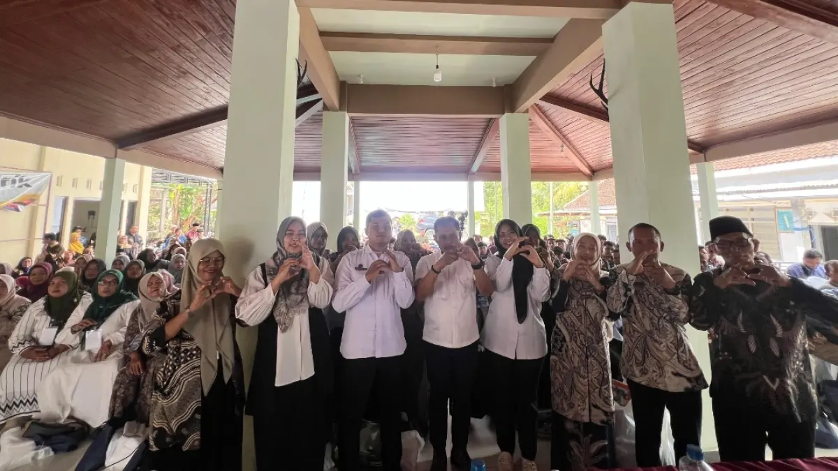 Heru Tjahjono berfoto bersama warga seusai sosialisasi 