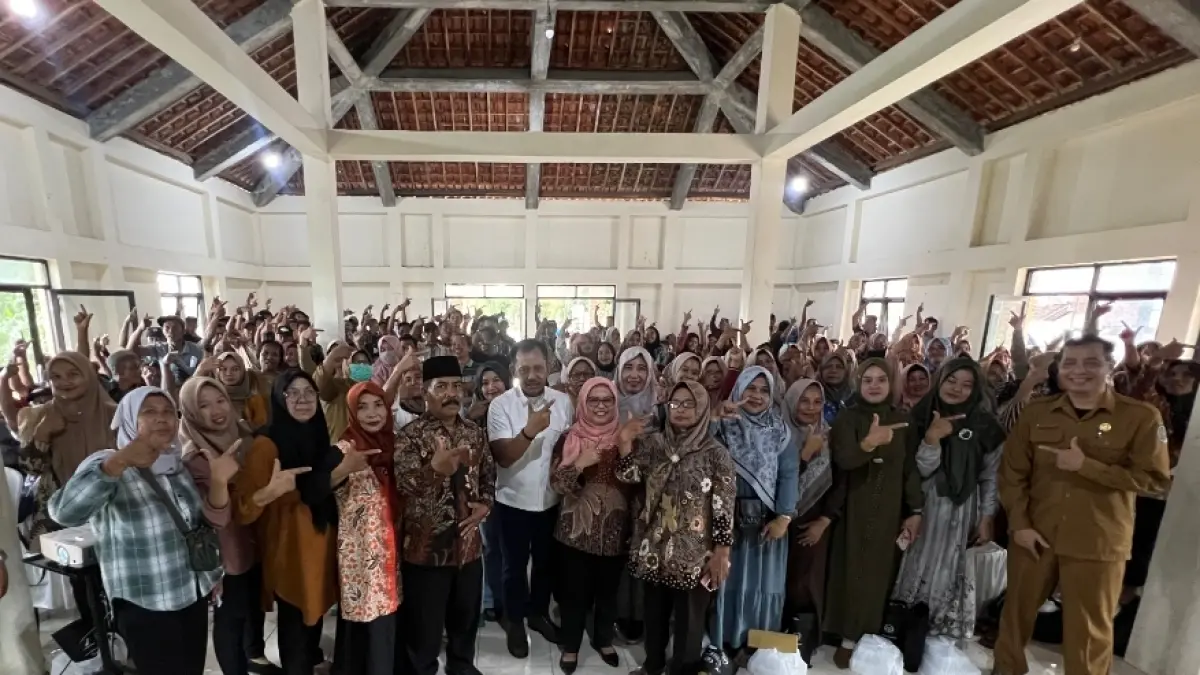 Heru Tjahjono mengabadikan momen bersama para peserta KIE di Desa Kresikan, Kecamatan Tanggunggunung (28/4).