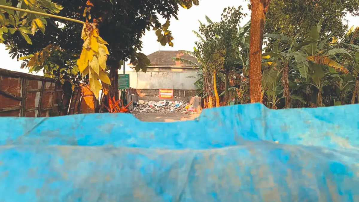 TPS Bago ditutup warga untuk antisipasi membeludaknya kiriman sampah rumah tangga, kemarin.(RAHIIQ AL BACHRI/RADAR TULUNGAGUNG)