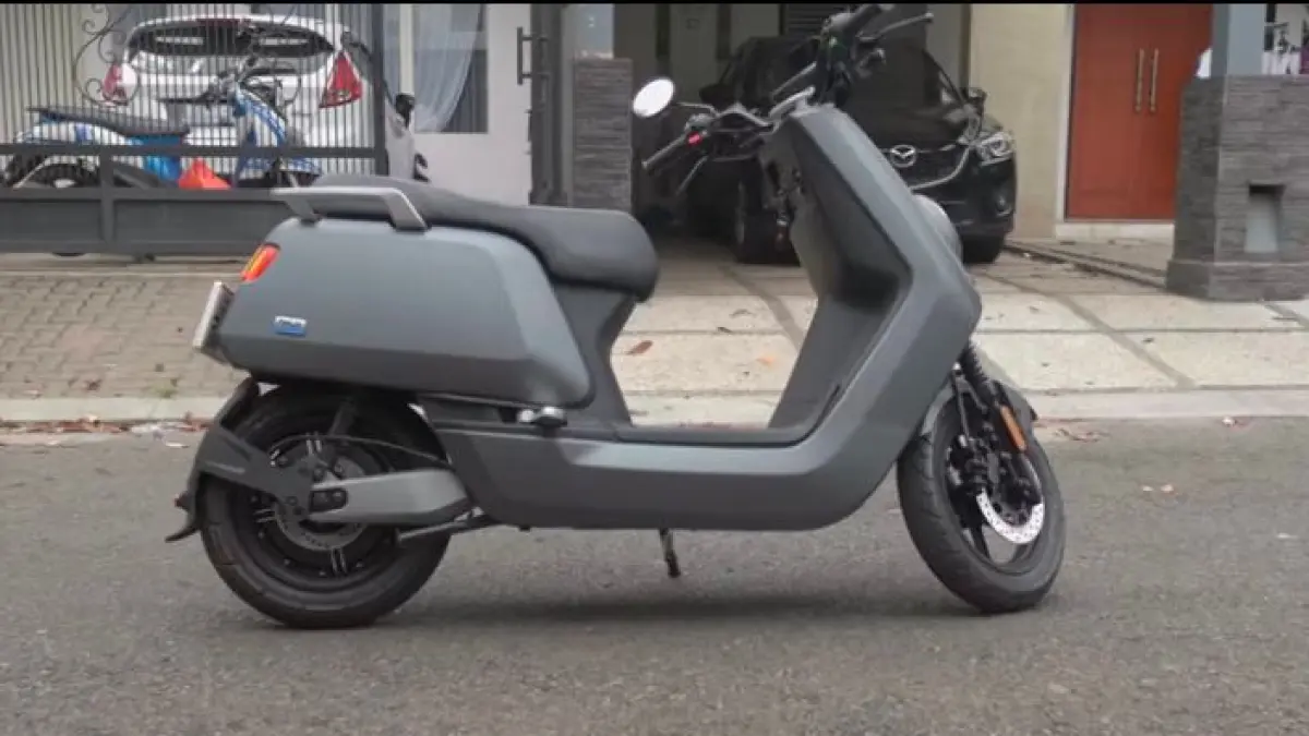 Cari motor listrik hemat? NIU NQi tawarkan biaya operasional cuma Rp2.000-an per 50 km, fitur anti maling canggih, dan minim perawatan. Cek di sini! (screenshot youtube)