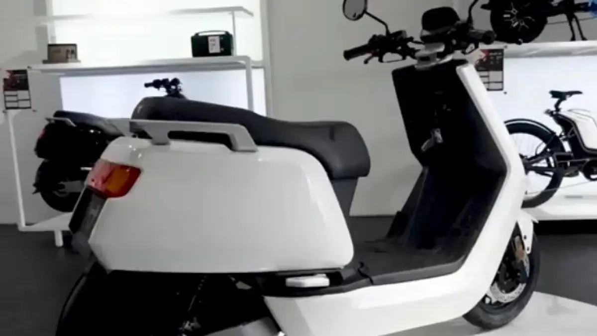 Cari motor listrik jarak jauh? NIU NQi Sport tawarkan jarak tempuh hingga 90 KM, fitur GPS anti maling, dan performa Bosch. Cek harga terbarunya! (screenshot youtube)(screenshot youtube)