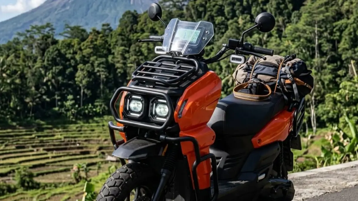 Motor listrik Indomobil E-Motor Tirano hadir dengan desain adventure, fitur canggih, dan harga Rp25,9 juta. Simak spesifikasi lengkapnya!