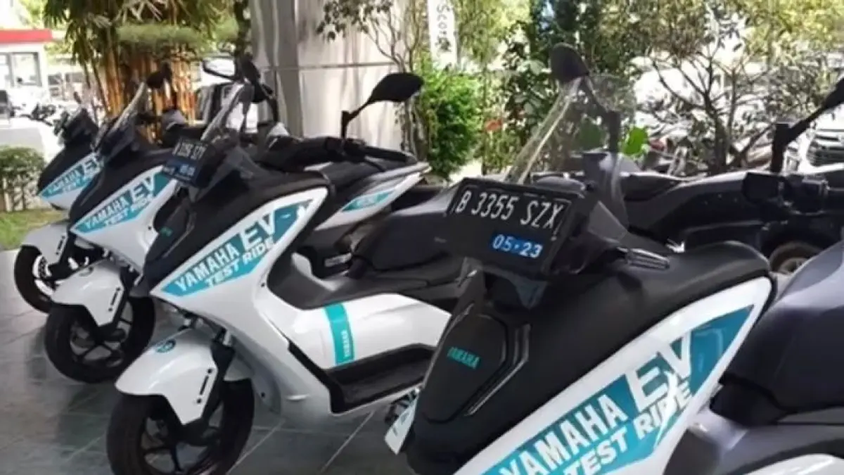 Yamaha E01 hadir sebagai motor listrik rasa NMAX dengan jarak tempuh hingga 112 km. Simak spesifikasi, fitur, dan performa uji coba terbaru di sini! (screenshot youtube)