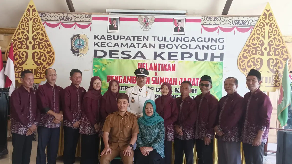 Foto bersama setelah acara pelantikan dan pengambilan sumpah jabatan perangkat desa Kepuh.