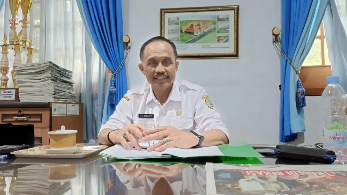 Ketua MKKS SMP Negeri Tulungagung, Heni Hendarto, saat ditemui di ruangannya.(RAHIIQ AL BACHRI/RADAR TULUNGAGUNG)