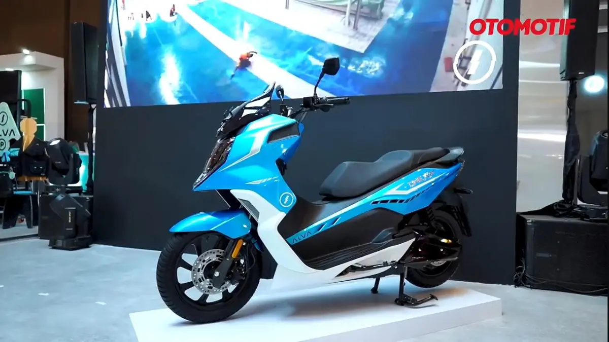 Polytron Fox 350 resmi meluncur dengan fitur baru, desain mirip NMAX dan harga mulai Rp15,5 juta. Cocok buat harian.
(screenshot yotube)