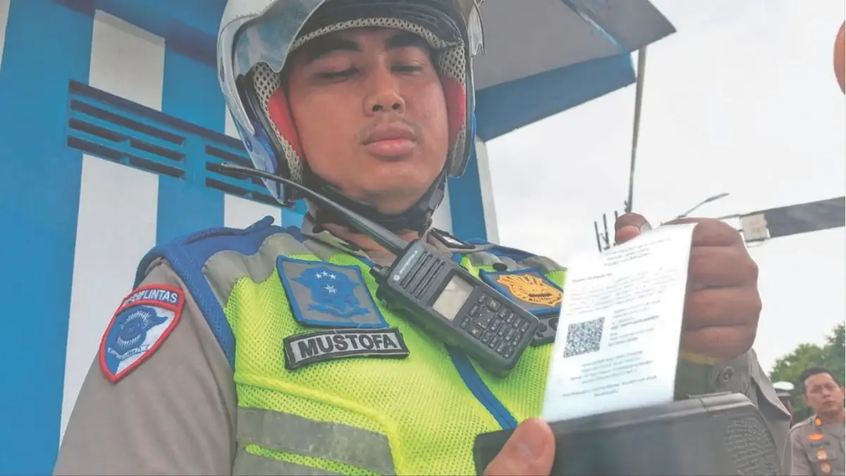  Satlantas Polres Tulungagung mulai mengoperasikan electronic traffic law enforcement (ETLE) handheld atau kamera tilang portabel, Rabu (29/4/2026).(RAHIIQ AL BACHRI/RADAR TULUNGAGUNG)