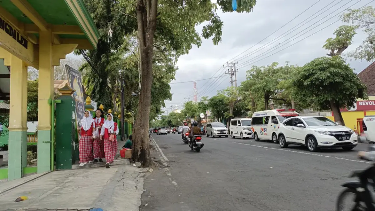 Siswa salah satu sekolah di perkotaan Tulungagung berjalan di trotoar Jalan Ahmad Yani Timur.(RAHIIQ AL BACHRI/RADAR TULUNGAGUNG)