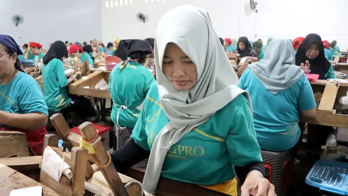 Buruh linting rokok di salah satu pabrik rokok di Tulungagung sedang beraktivitas. Namun, rekan sesama karyawan di perusahaan konstruksi tidak mendapat gaji selama 6 bulan.(DOK. RADAR TULUNGAGUNG)