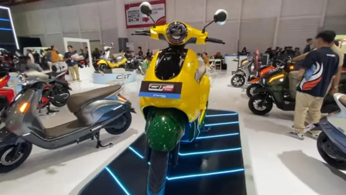 Motor listrik QT Pro Indomobil hadir di IMS, harga Rp15 jutaan dengan fitur canggih dan jarak tempuh hingga 135 km. (screenshot youtube)