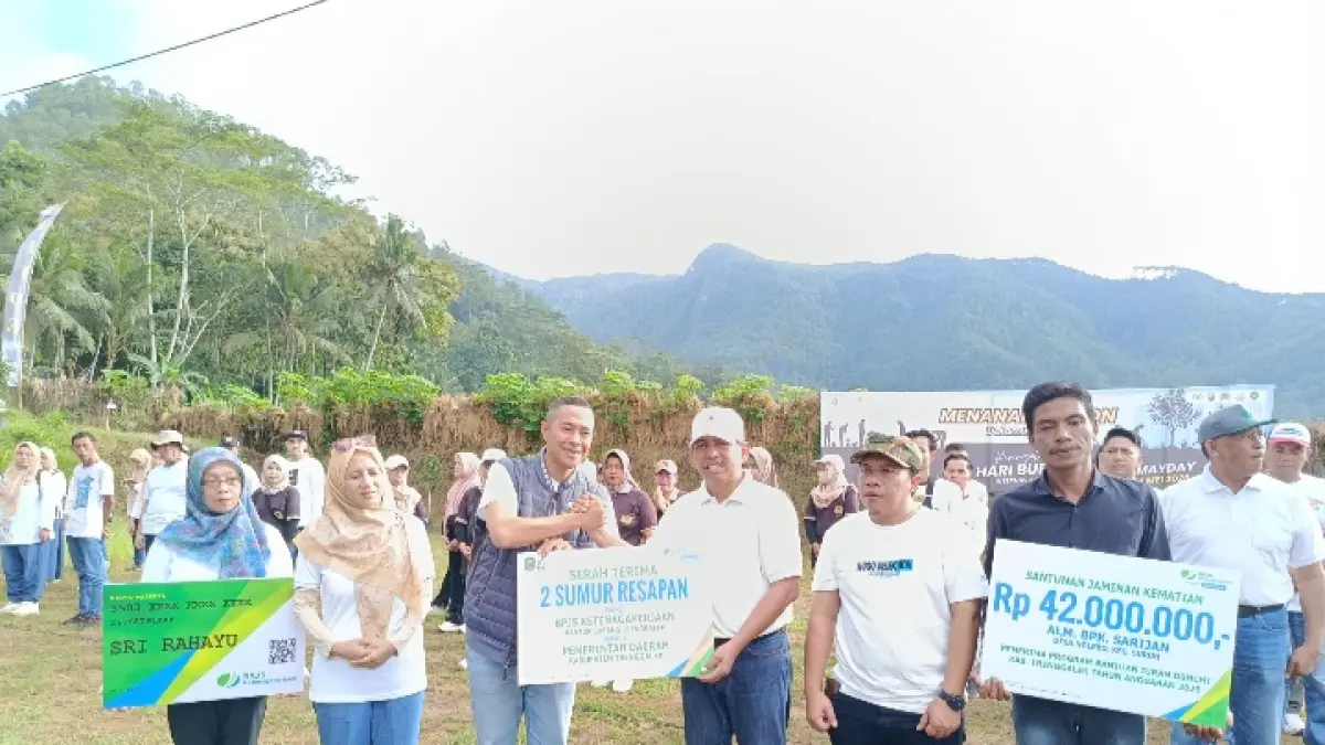 Penyerahan secara simbolis santunan JKM kepada ahli waris melalui manfaat DBHCHT, dalam rangka peringati May Day, Jumat (1/5/2026).