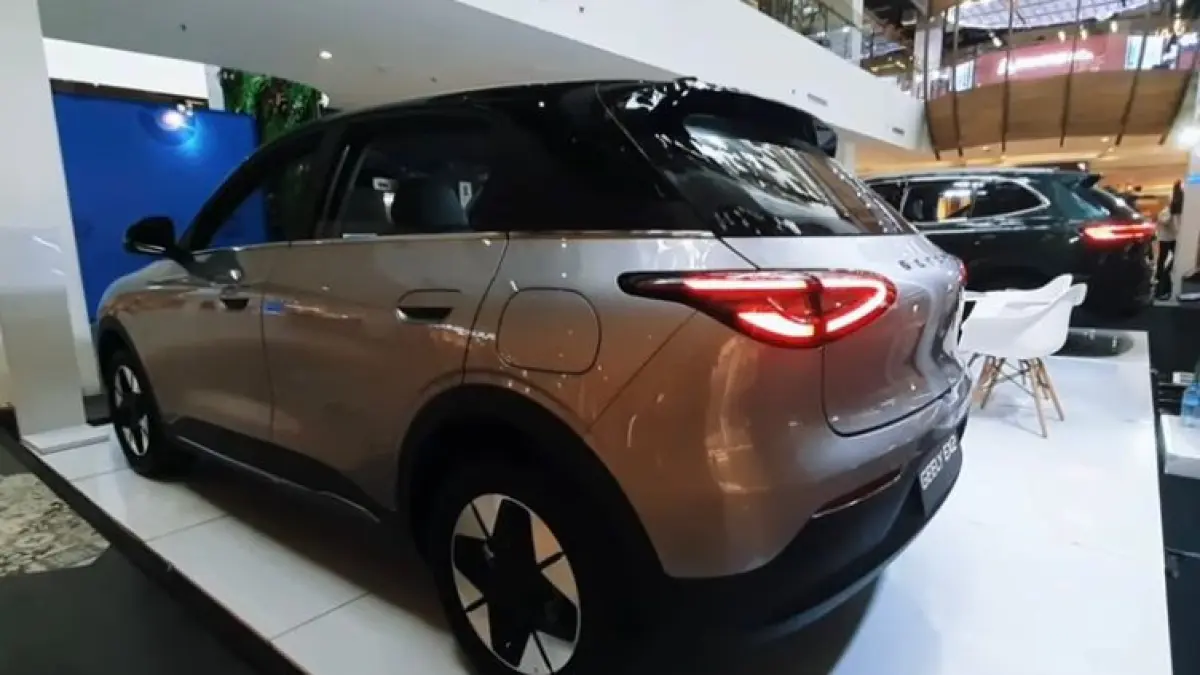 Cek Geely EX2 Indonesia! Mobil listrik Rp130 jutaan dengan Kamera 540 derajat & range 400km. Mewah, lega, dan bertenaga RWD. Simak ulasannya! (Screenshot Youtube)