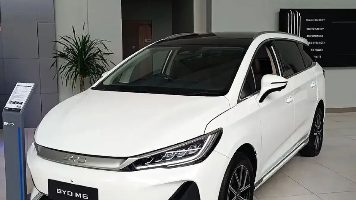 Cek review jujur BYD M6! MPV listrik ini punya suspensi empuk dan fitur mewah, tapi posisi duduknya jadi catatan penting. Simak selengkapnya di sini.  (Screenshot Instagram)