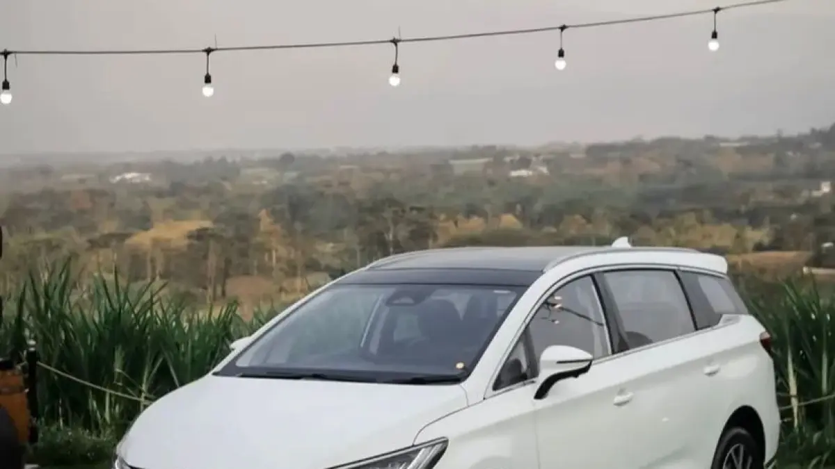 Intip spek gahar BYD M6, MPV listrik 7-seater dengan jarak tempuh 530 km. Fitur mewah, bebas ganjil genap, & pajak cuma 500 ribu. Cek di sini! (Screenshot Youtube)