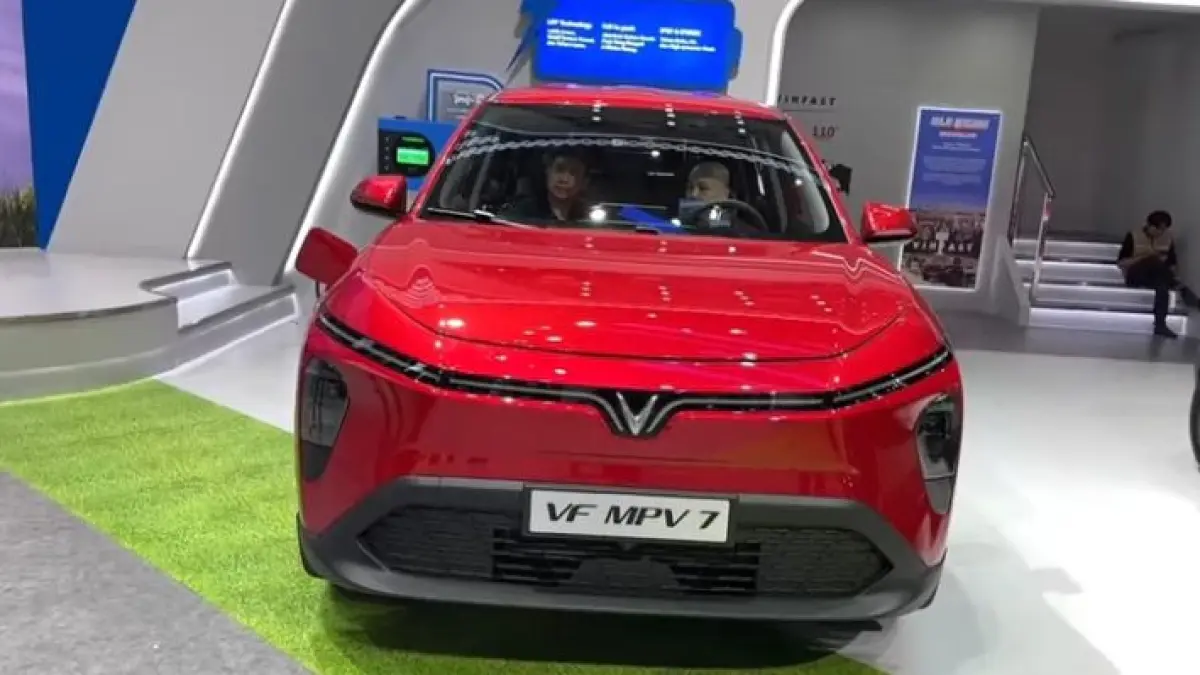 VinFast VF MPV7 resmi rilis! Cek harga dan spesifikasi mobil listrik 7-seater termurah yang siap geser dominasi Innova Zenix dan Xpander. (Screenshot Youtube)