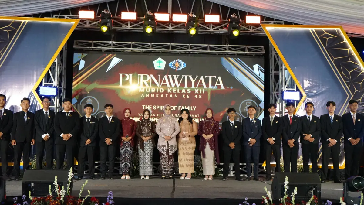 Foto bersama purnawiyata SMK Sore Tulungagung jadi momen penutup penuh kenangan.