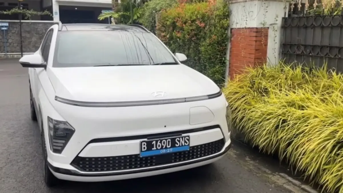 Hyundai Kona EV 2026 diskon besar, gratis wall charger, jarak tempuh 580 km, dan DP minim bikin pembeli makin tertarik. (screenshot youtube)
