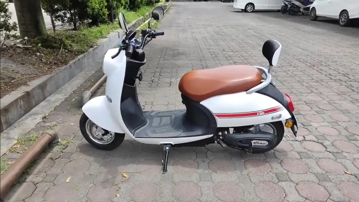 Motor listrik murah Rp7 jutaan hadir dengan desain futuristik, top speed 55 km/jam, full LED dan fitur modern.(screenshot youtube)