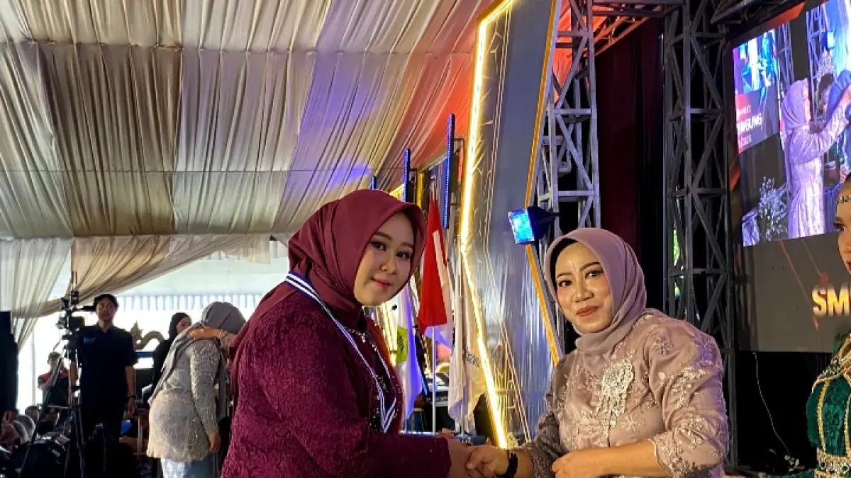 Pengalungan gordon menjadi simbol resmi berakhirnya masa sekolah dan awal langkah baru.