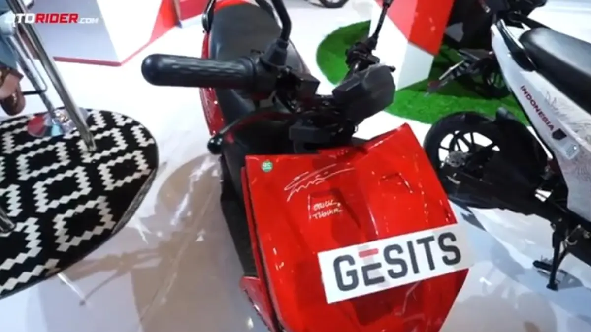 Review Gesits Raya, motor listrik murah dengan desain modern. Jarak tempuh asli hanya sekitar 40 km per baterai.(screenshot youtube)