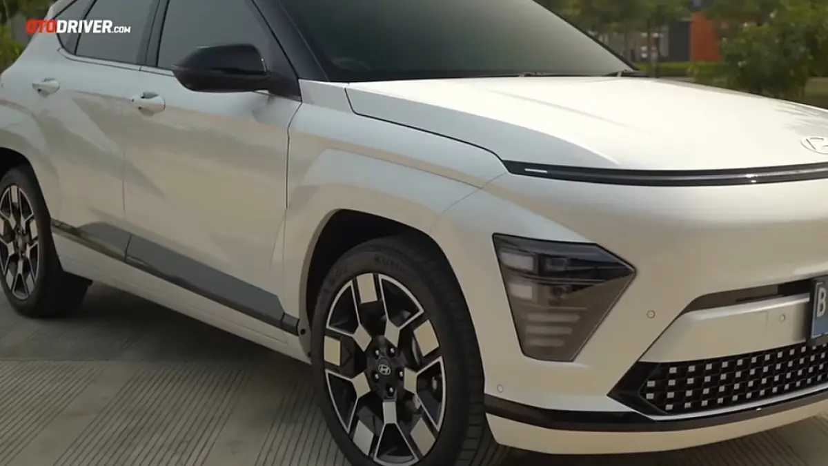 Review Hyundai Kona Electric 2026, range 505 km, akselerasi 7,5 detik, harga mulai Rp499 juta. Layak dibeli?(screenshot youtube)