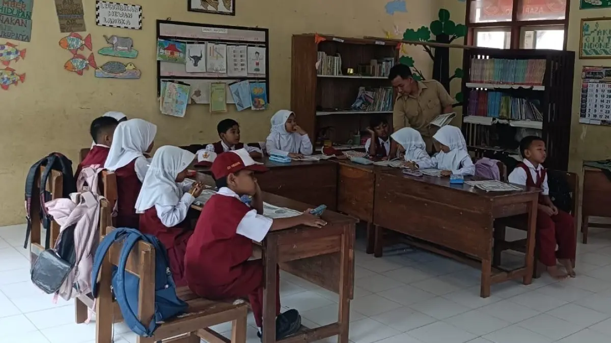 Suasana KBM di salah satu SD negeri di Tulungagung. Masih banyak hal yang harus dituntaskan di dunia pendidikan.(RAHIIQ AL BACHRI/RADAR TULUNGAGUNG)
