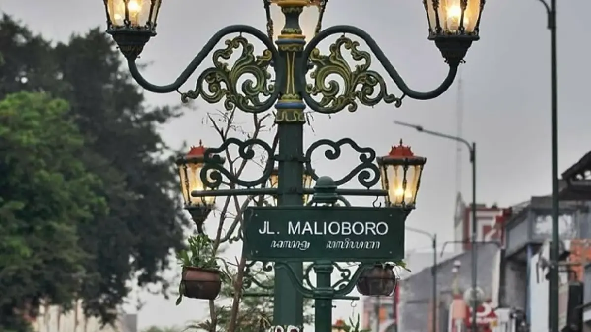 Tempat wisata Jogja paling hits dari Malioboro hingga Goa Jomblang, lengkap dengan rekomendasi liburan seru dan destinasi ikonik.
