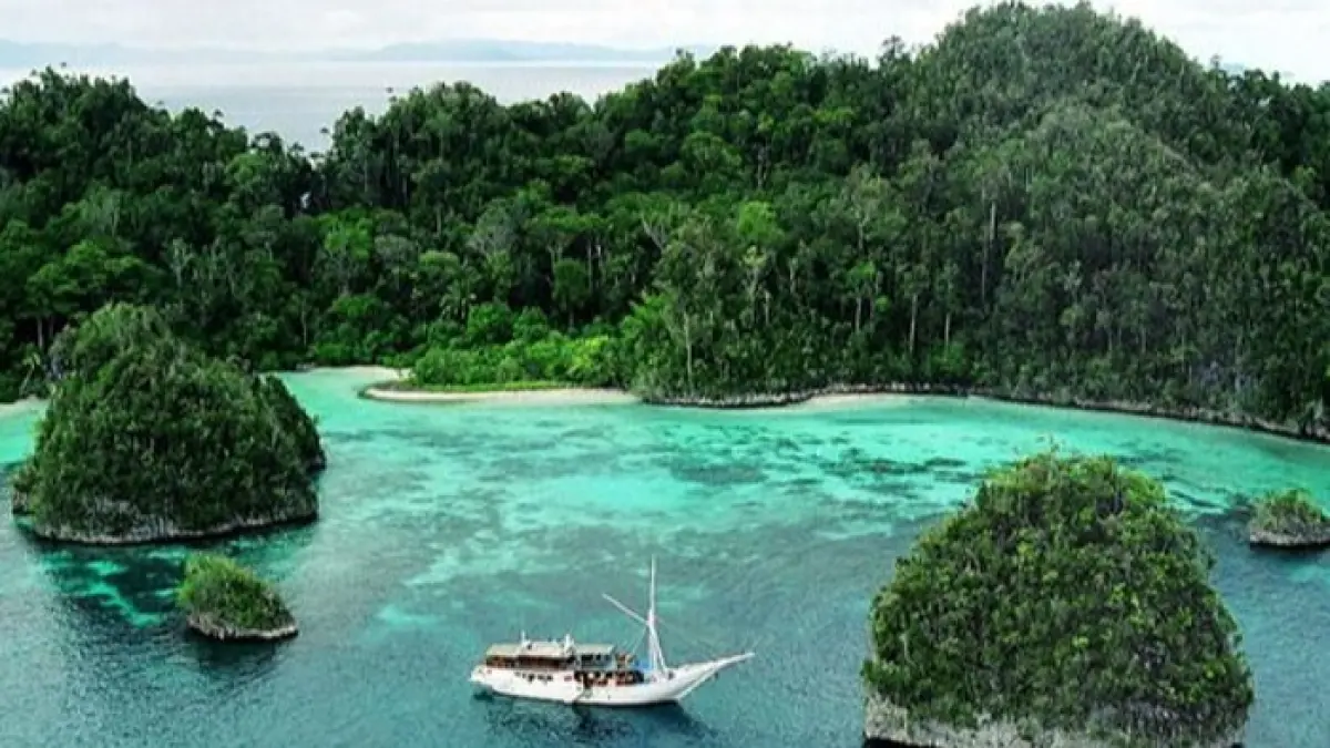 Tempat wisata terindah di Indonesia dari Raja Ampat hingga Bromo, rekomendasi destinasi eksotis wajib dikunjungi saat liburan.