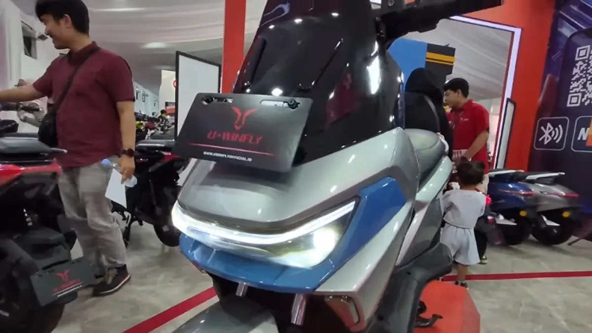 Uwinfly M110G review Indonesia: motor listrik cepat 99 km/jam, baterai tahan 100 km, fitur digital lengkap. (SC YOUTUBE)