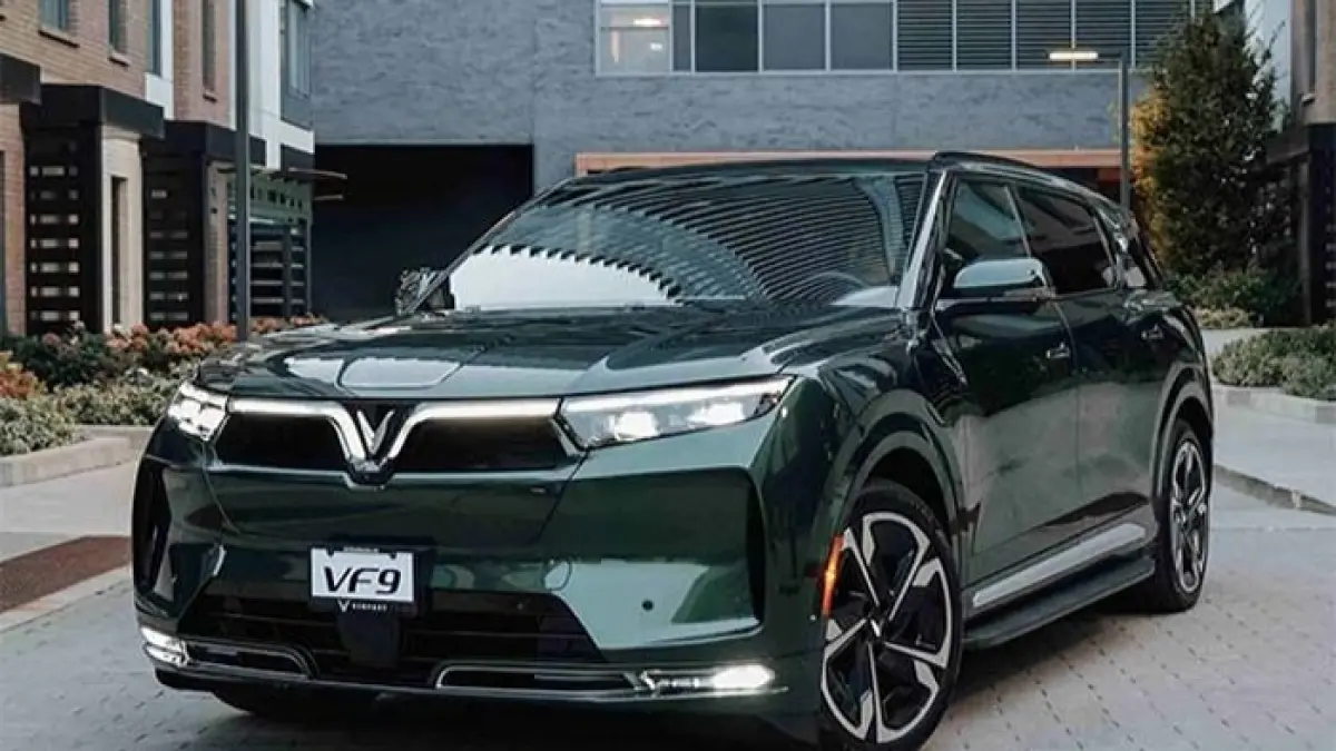 VinFast Limo Green siap jadi MPV listrik murah di Indonesia dengan jarak tempuh 460 km dan kabin lega. (Ilustrasi Gemini AI)