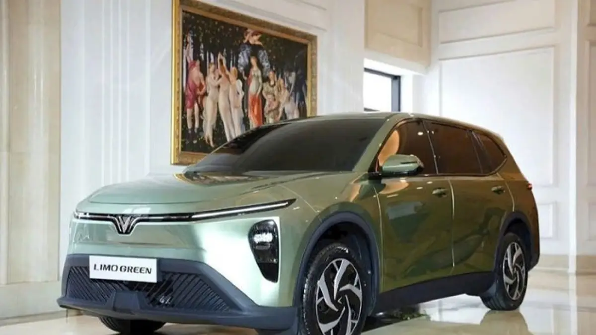 VinFast Limo Green siap masuk Indonesia sebagai mobil listrik 7 seater murah dengan jarak tempuh 460 km. (Ilustrasi Gemini AI)