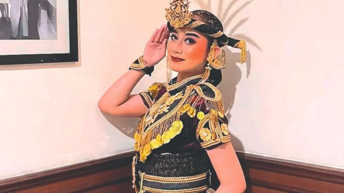 Di tengah derasnya arus modernisasi, Niken Anjarsari, tetap konsisten melestarikan seni tari tradisional.