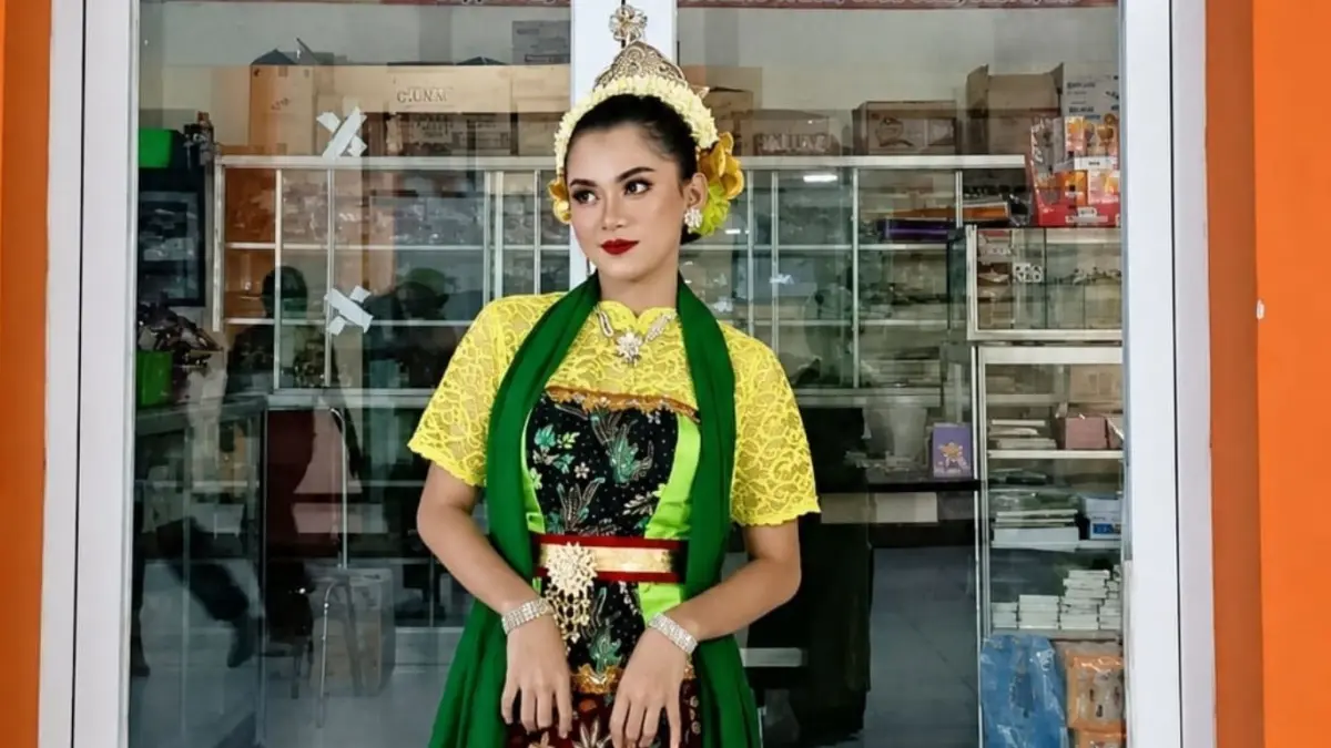 Di tengah padatnya aktivitas kuliah, Putri Aditya Airlangga tetap setia menjaga cintanya pada dunia tari.