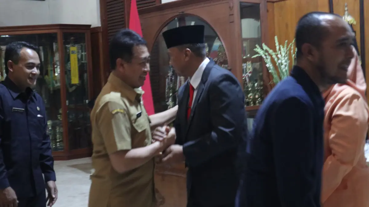 Mantan PJ Sekda Tulungagung Soeroto memberi ucapan selamat atas dilantiknya Tri Hariadi sebagai PJ Sekda baru